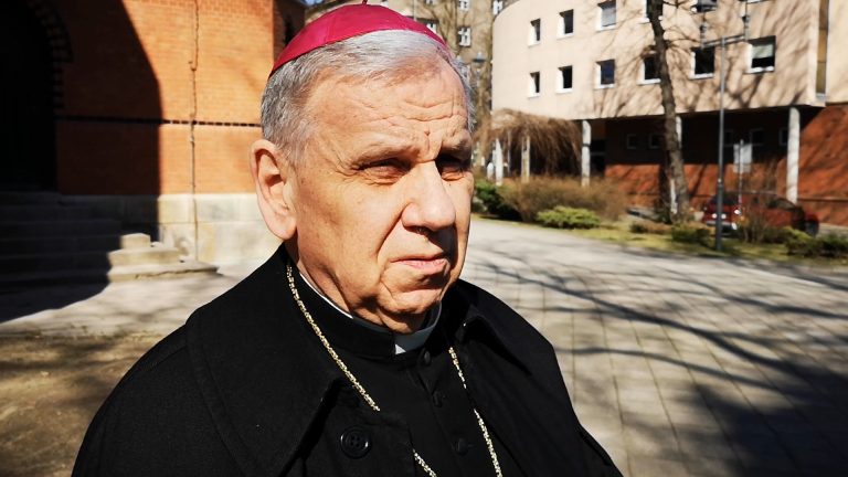 Biskup Jan Kopiec komentuje pierwszą mszę bez wiernych