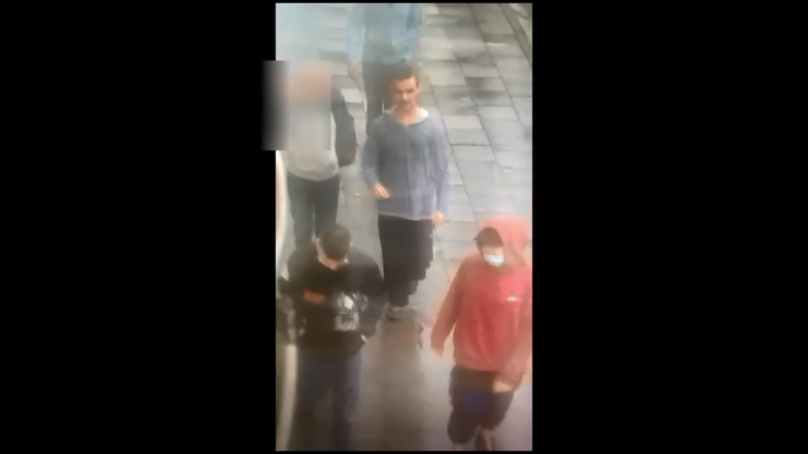 Trzech młodych mężczyzn dokonało rozboju. Policja publikuje wizerunki poszukiwanych i prosi o pomoc w ich ustaleniu
