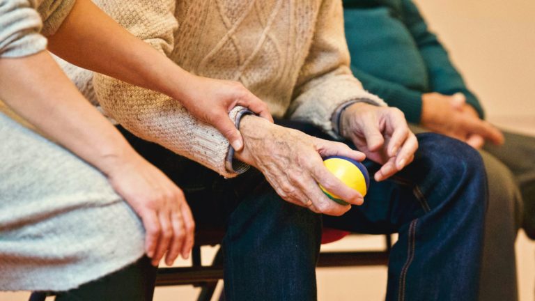 Rząd uruchamia specjalny program i infolinię dla seniorów. Z jakiej pomocy skorzystają starsze osoby?