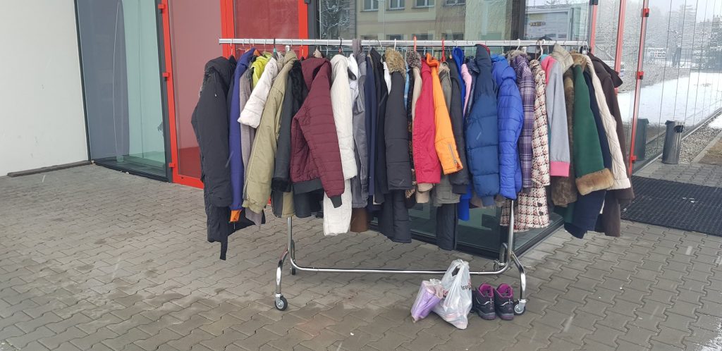 „Wieszak ciepła” stanął w Łabędach. Można pozostawić na nim ciepłe ubrania dla potrzebujących