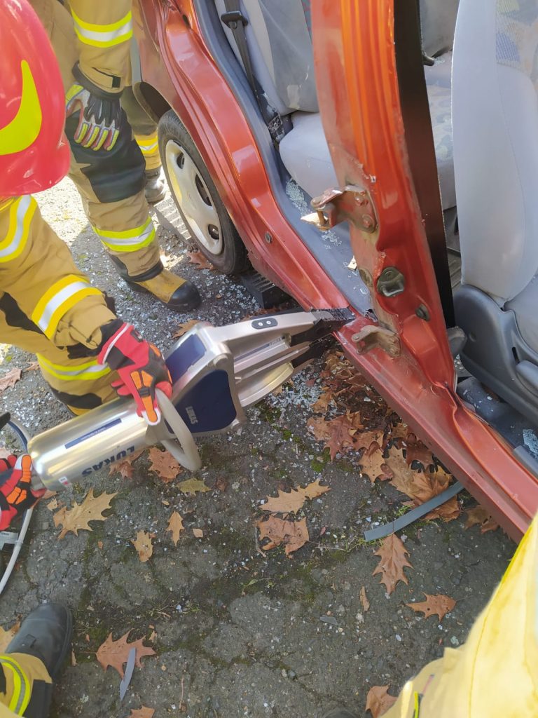 Strażacy użyli ciężkiego sprzętu do rozcięcia samochodu
