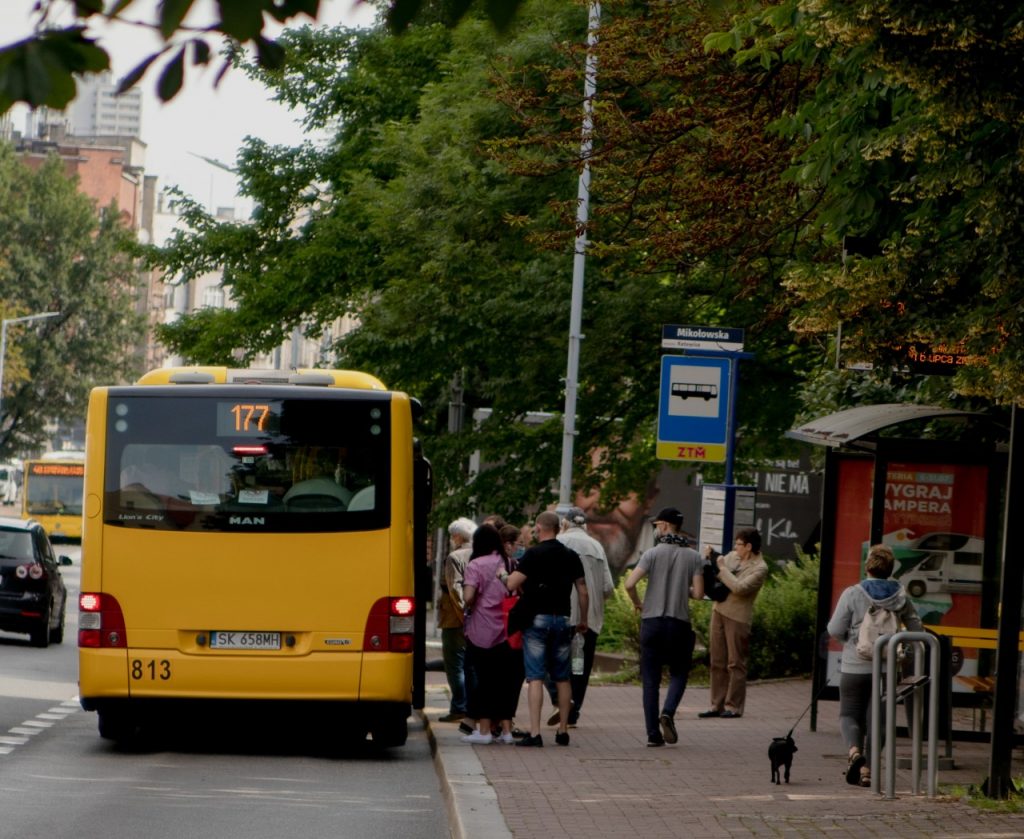 Stoisz na przystanku? Sprawdź w aplikacji, gdzie jest Twój autobus