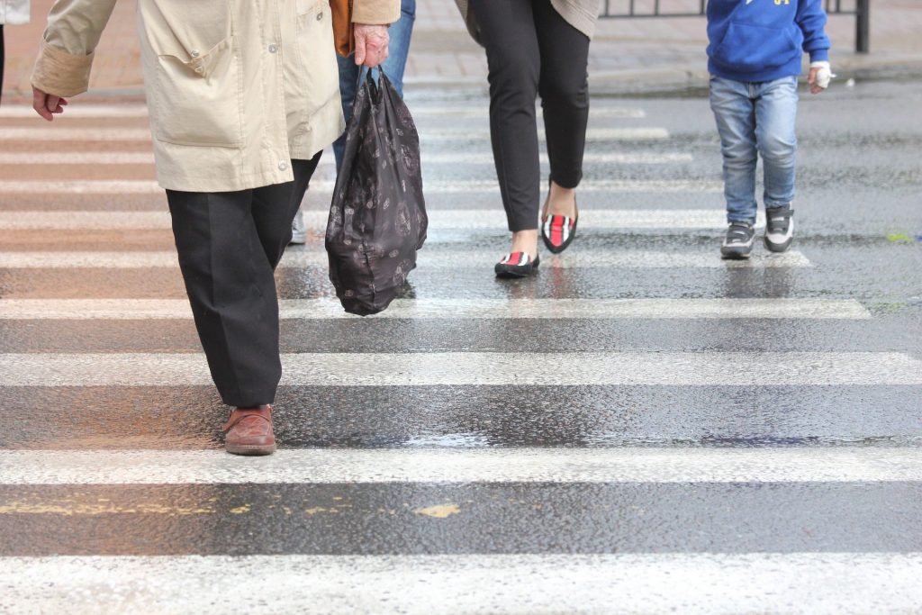 Policja szuka kierowcy, który w piątkowe popołudnie potrącił idącą do kościoła 92-letnią kobietę i odjechał, nie zatrzymując się