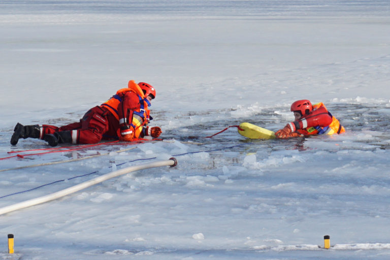 Gdy wpadniesz pod lód liczy się ich szybka reakcja. Strażacy ćwiczyli w zimnej wodzie