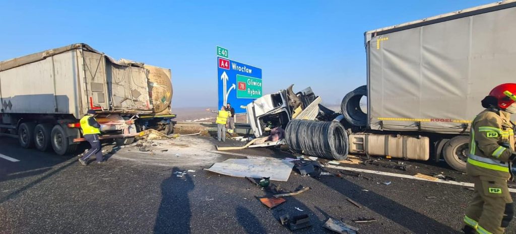 Utrudnienia na A4. Zderzenie trzech tirów