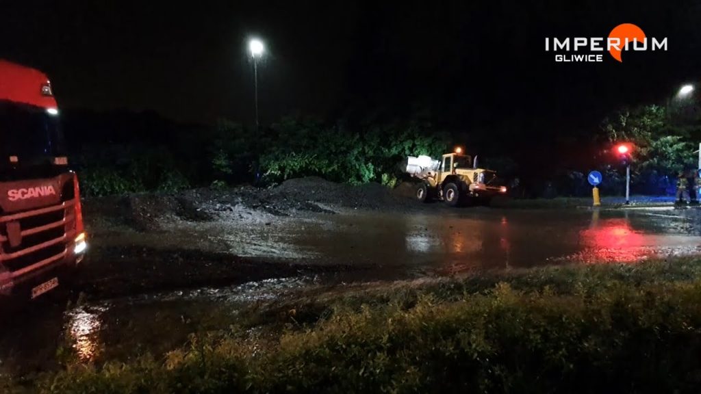 Podtopienia w Gliwicach. Prawie 300 zgłoszeń mieszkańców. Wyłączona z ruchu ul. Pszczyńska [VIDEO]