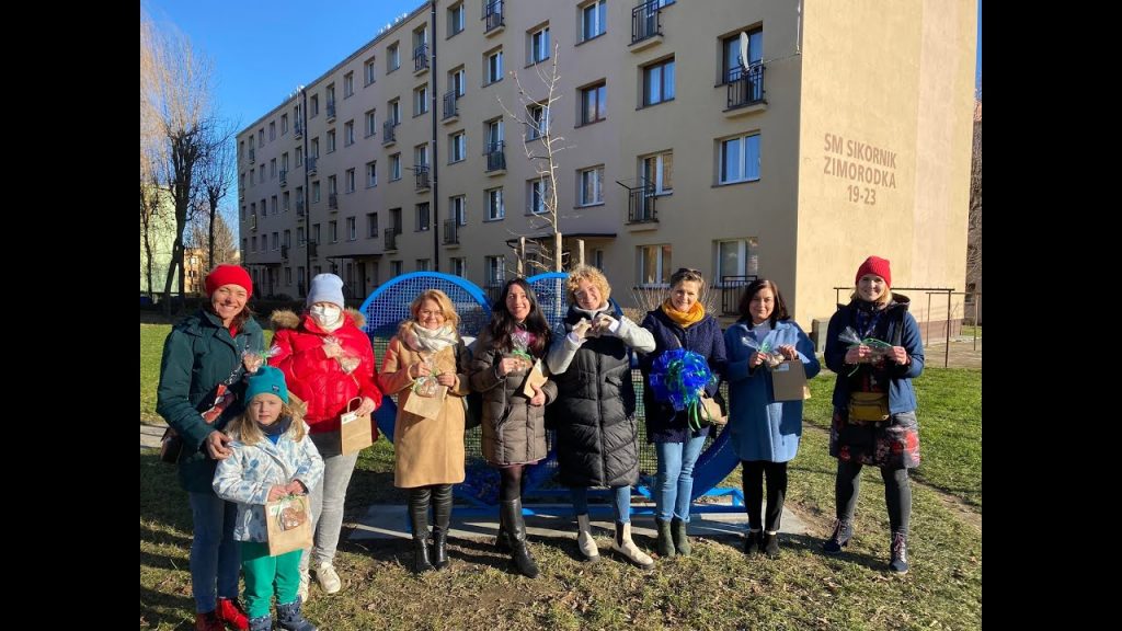 Już stoi nowe serduszko na nakrętki na os. Sikornik, tym razem w kolorze niebieskim