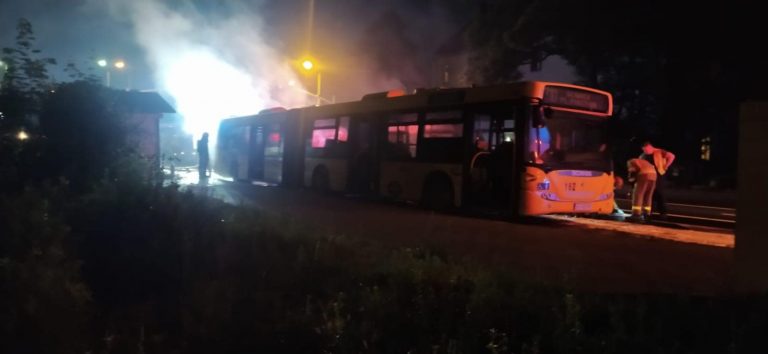 Płonący autobus na Toszeckiej. Oficer prasowy komendanta miejskiego Państwowej Straży Pożarnej komentuje