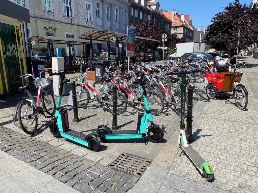 W mieście przybyło 14 nowych parkingów…. dla hulajnóg. Czy to zlikwiduje chaos na chodnikach?