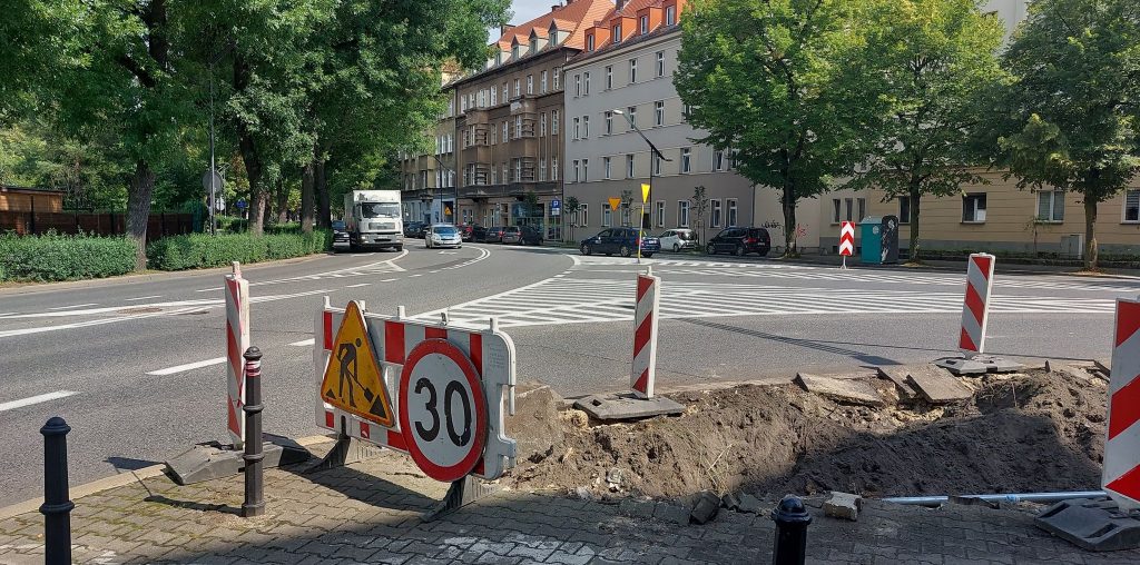 Zamiast bruku pojawi się w centrum więcej zieleni