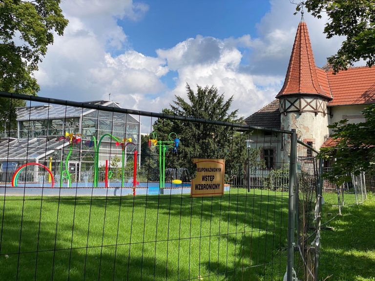 Wodny plac zabaw w parku Chopina miał służyć dzieciom w wakacje, nadal nie działa. Kolejne wakacje już za 293 dni