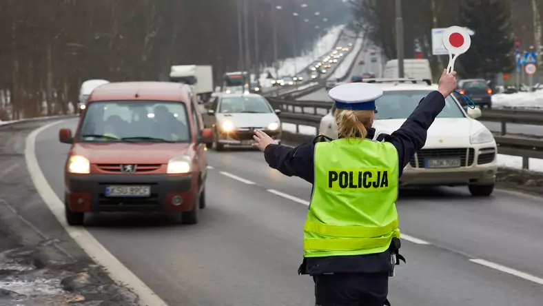 Ryzykujesz wrzucając swoje zdjęcie do sieci i dając znać, że inny kierowca zapomniał o światłach. Dlaczego?