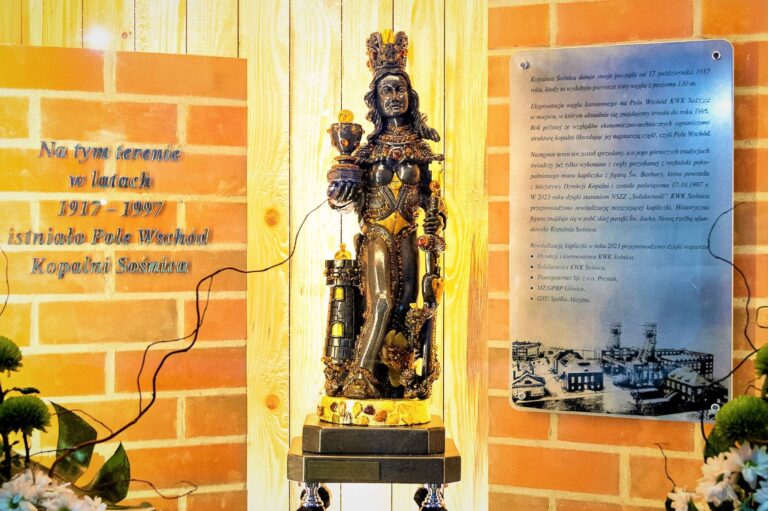Pamiątkowa kapliczka z figurą św. Barbary została odnowiona