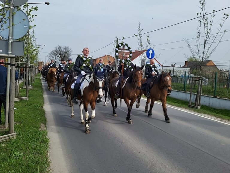 Wysoka frekwencja na procesji konnej w Ostropie – wśród uczestników m.in. biskup gliwicki