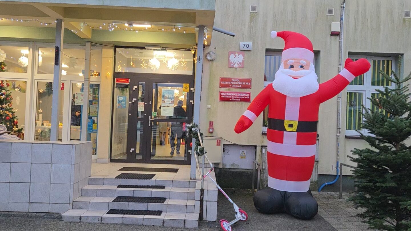 Świąteczna magia w Przedszkolu Miejskim nr 28 – kiermasz pełen radości i kolęd